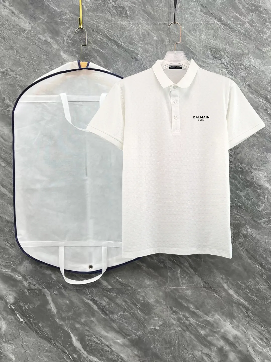 Premium Quality Balmain spring and summer full jacquard lapel short sleeves. This short sleeve is made of Tencel➕cotton fabric, with double jacquard all over. It is carefully made and the upper body is refreshing! Update your casual look. Exquisite tailoring, complete with three-label accessories. It is indeed very heavy-duty. It is a fashionable item. It is decorated with the brand LOGO on the front. It is genuine YB customized fabric and will never be faked. This piece looks really good when worn! Looks great with any combination! No gender distinction, same style for men and women Color: Black White Size: M L XL XXL XXXL
